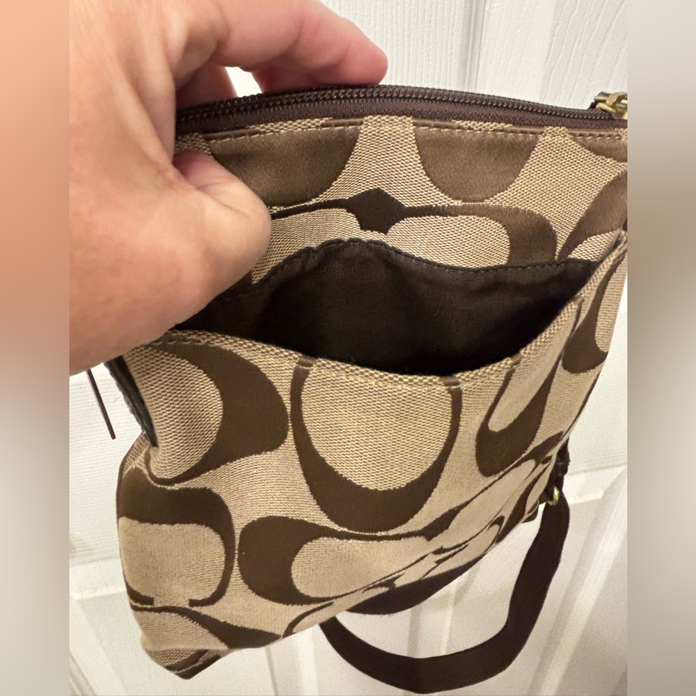 Coach brown and khaki signature swingpack crossbody - Like New - Picture 5 of 10